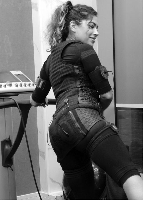 a woman tranining ems in vitalfit